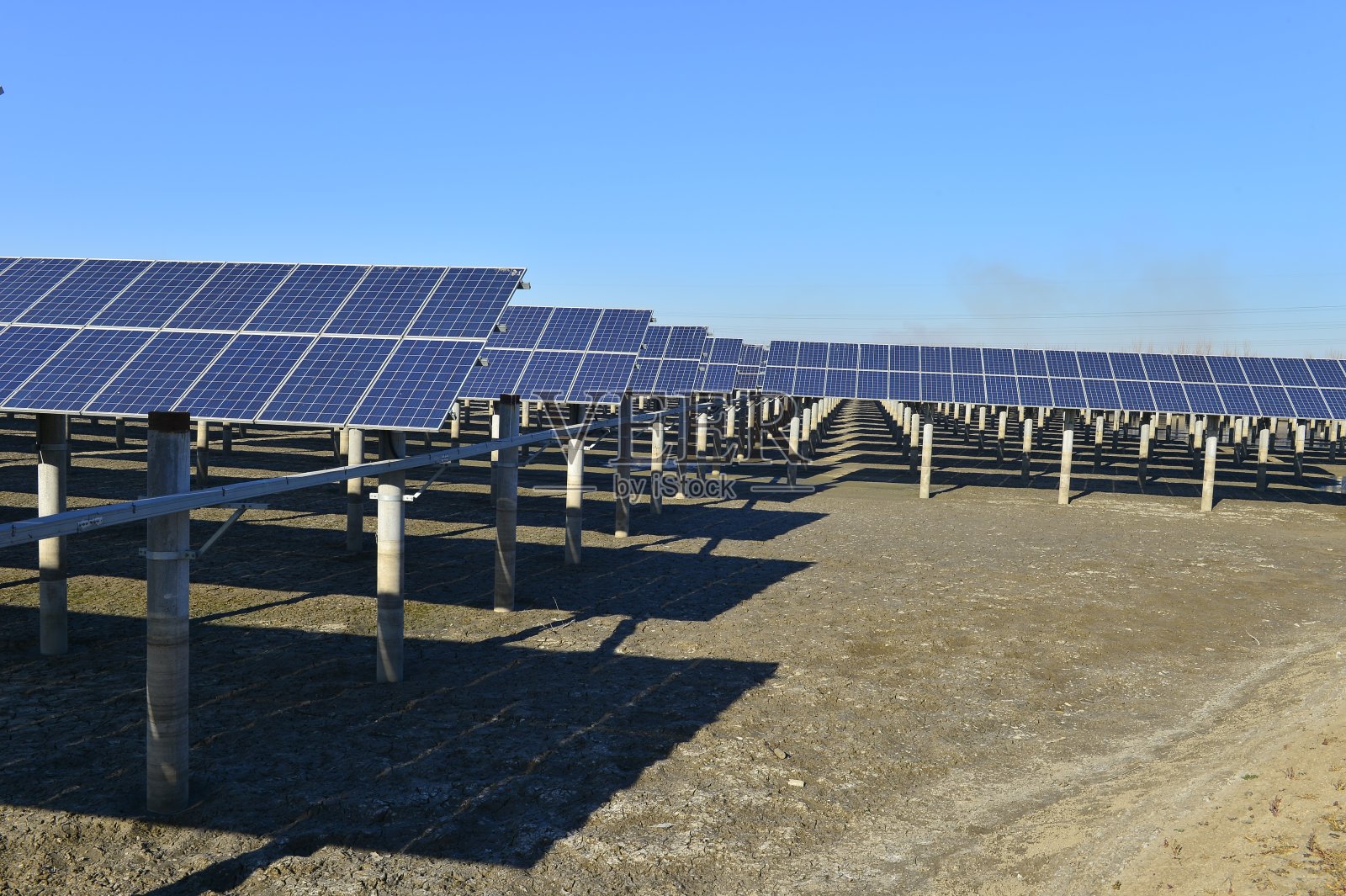 太阳能光伏板和太阳能光伏发电系统照片摄影图片