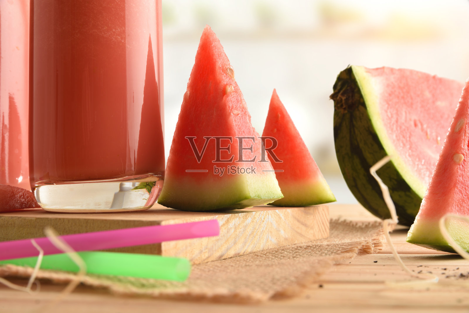 西瓜汁，牛奶和水果的部分近距离照片摄影图片
