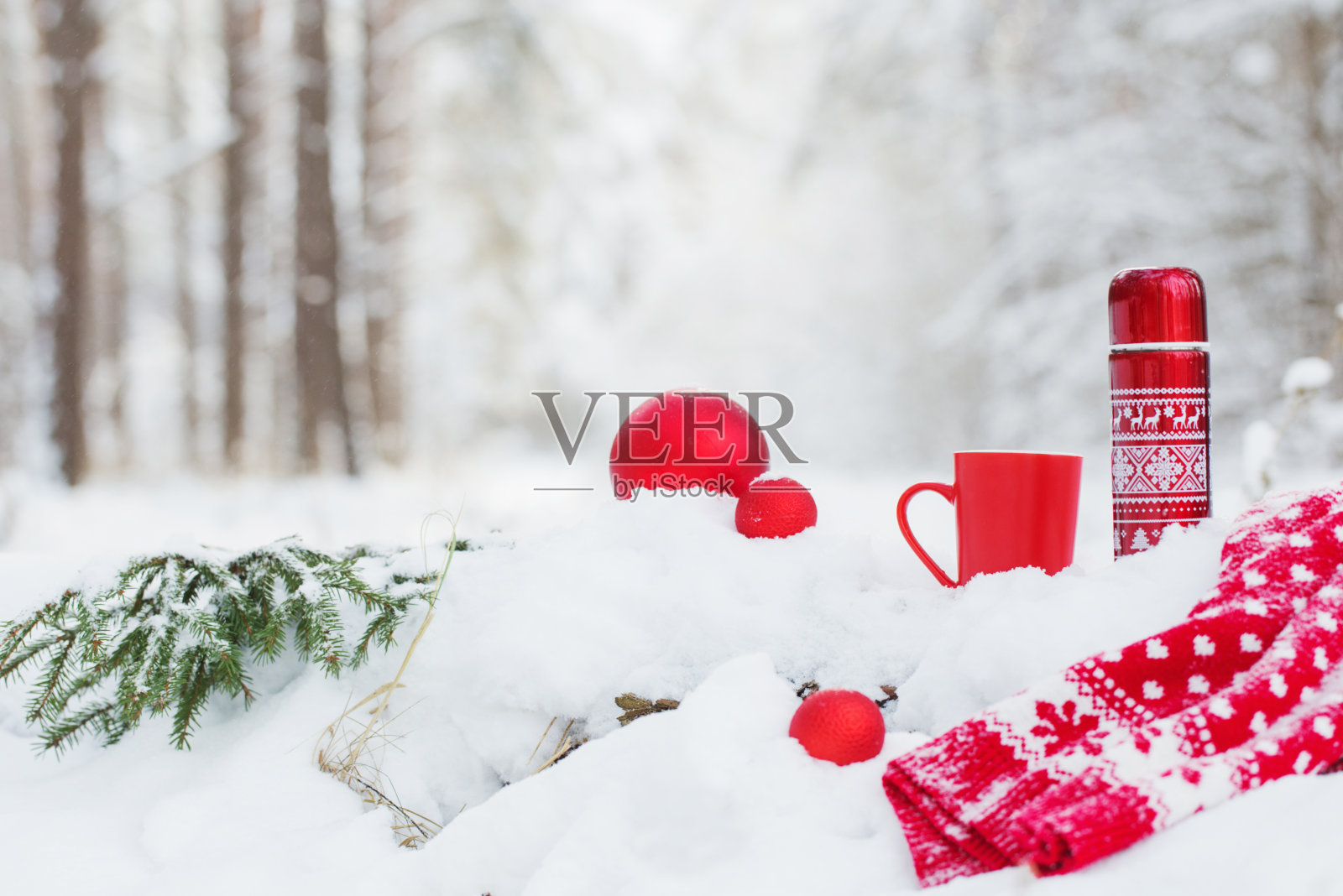 冬天森林里的红色热水瓶里的茶照片摄影图片