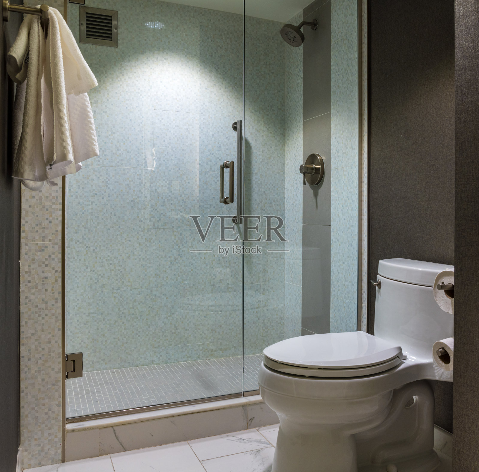 现代化的酒店浴室，玻璃墙淋浴和厕所照片摄影图片