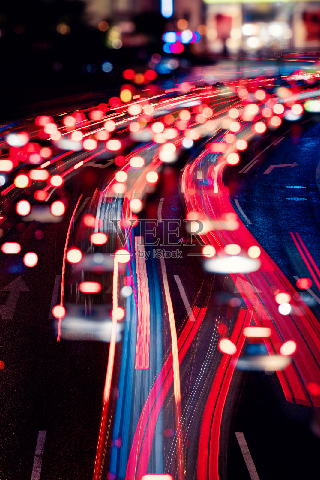 交通高峰期夜晚的城市街景与交通灯照片摄影图片