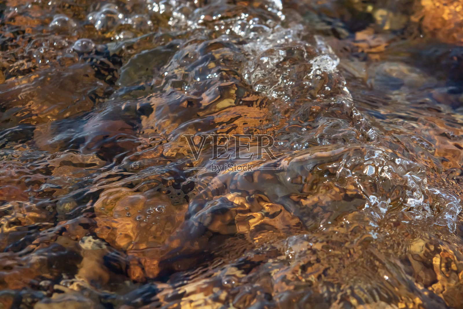 水下的岩石在溪水上闪闪发光照片摄影图片