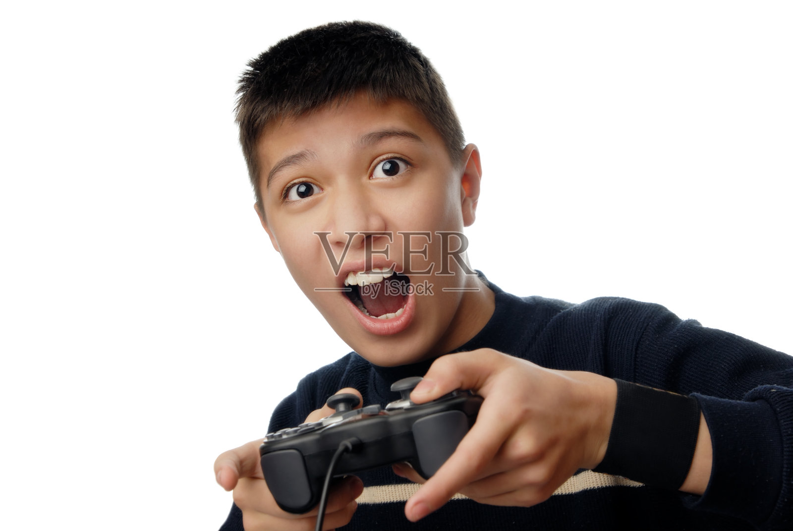 小男孩用操纵杆玩电脑游戏照片摄影图片