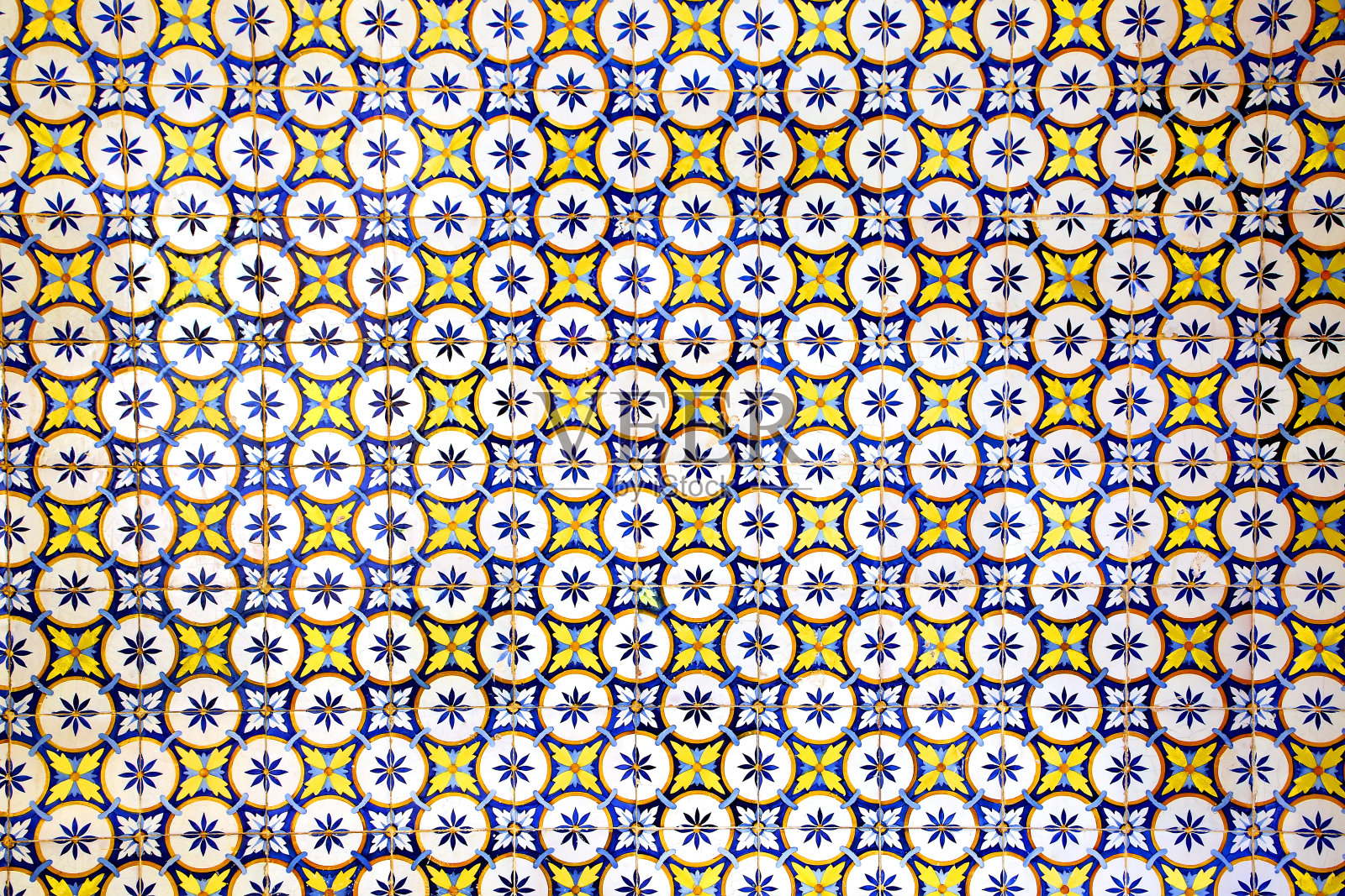 葡萄牙里斯本的许多建筑都采用了传统的蓝色、黄色和白色釉面瓷砖。这些葡萄牙瓷砖有许多不同的几何或花卉图案和颜色。照片摄影图片