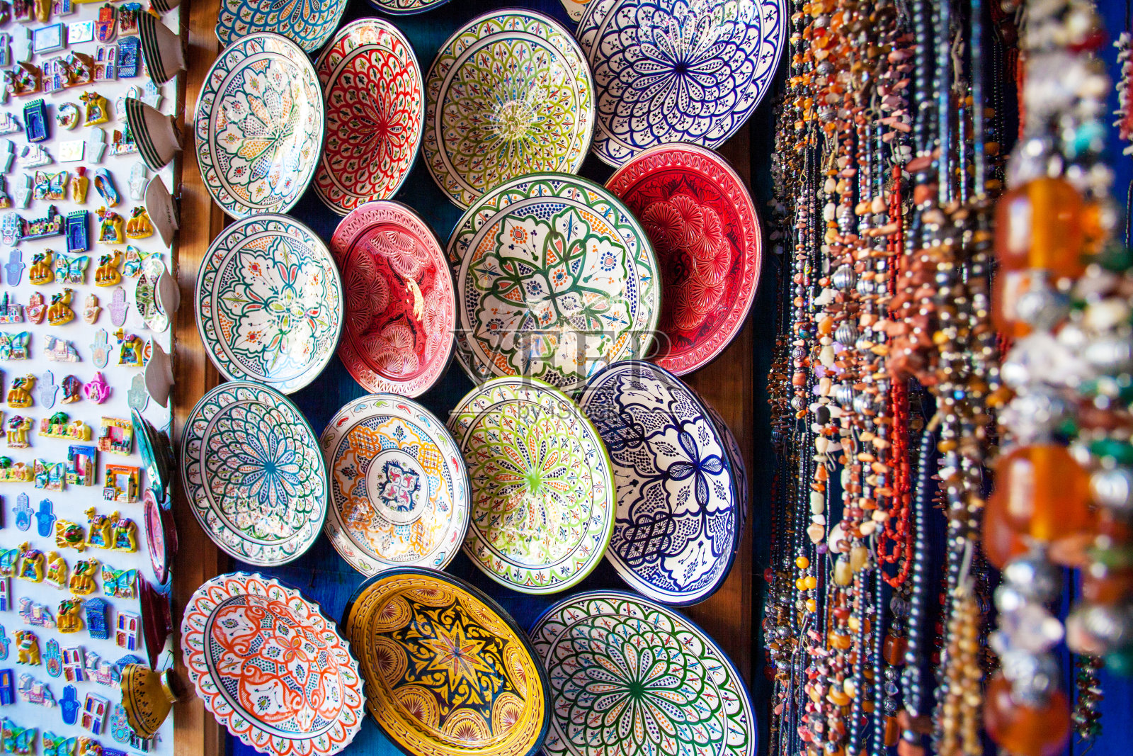 摩洛哥市场上的彩色塔津陶器、盘子和陶罐照片摄影图片