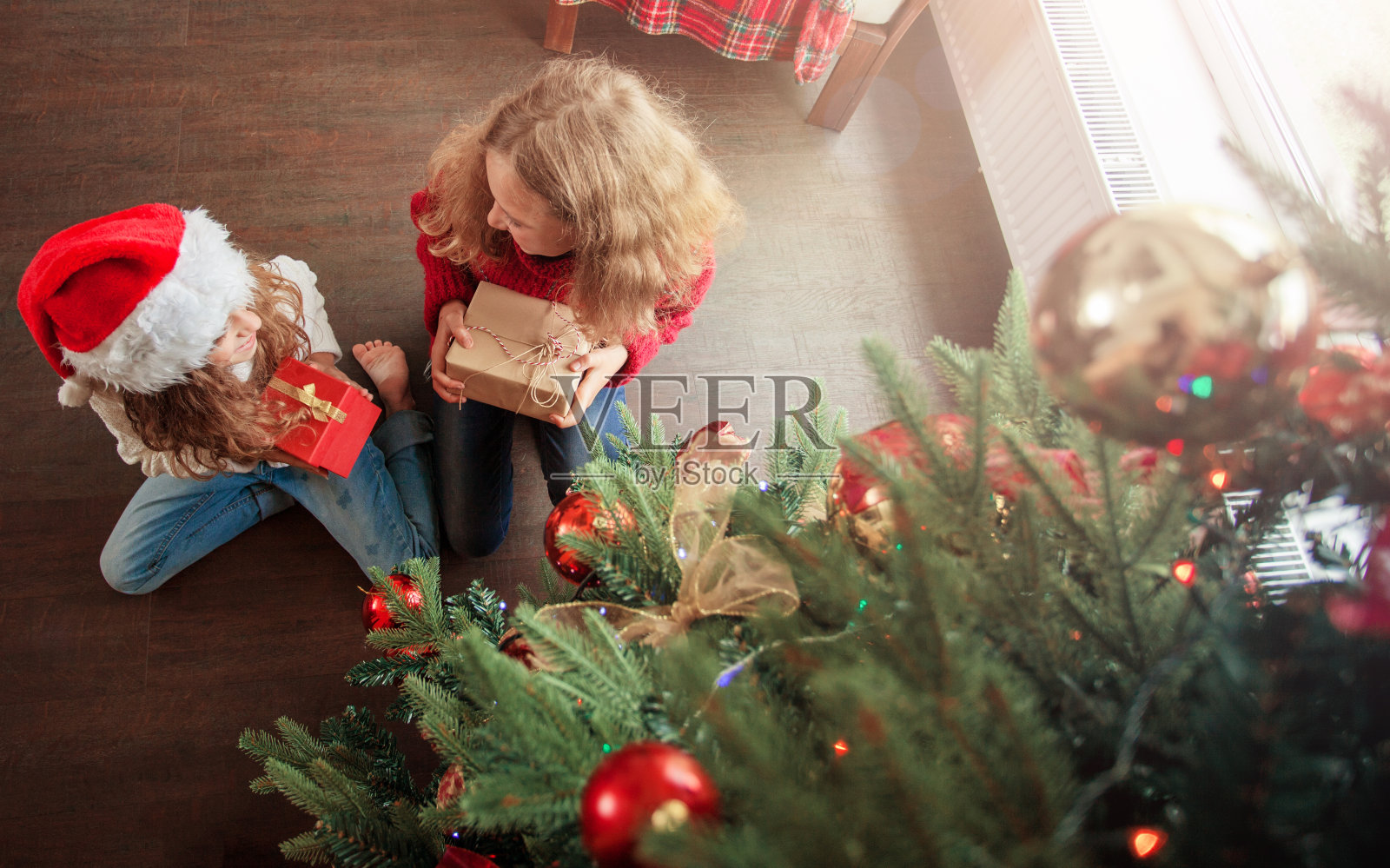 孩子们在圣诞树下带着礼物照片摄影图片