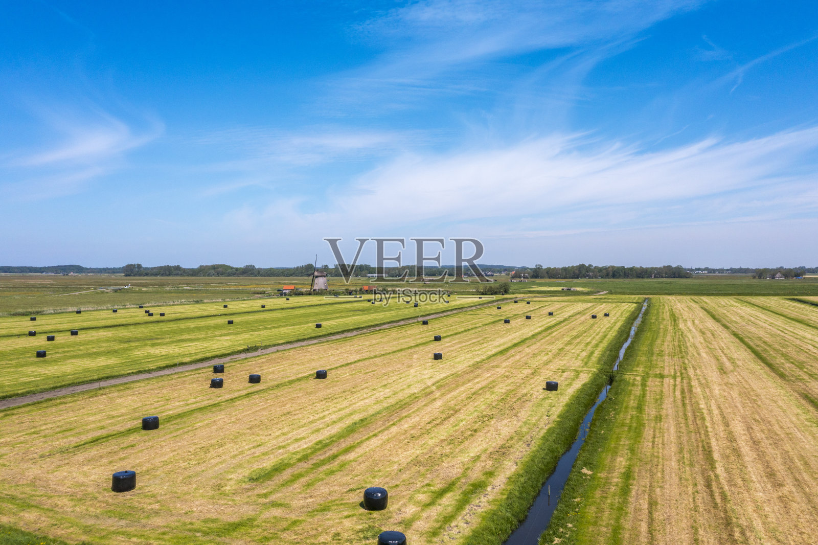 荷兰乡村景观与干草捆。高角度的观点。照片摄影图片