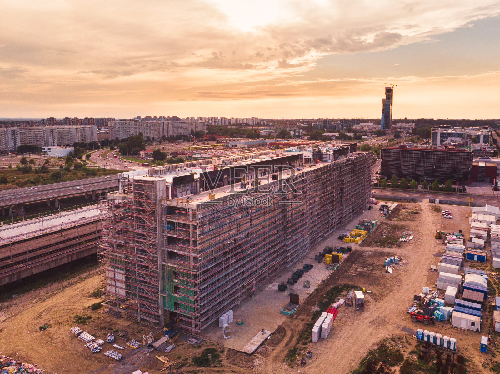 无人机鸟瞰正在施工的大型建筑工地照片摄影图片