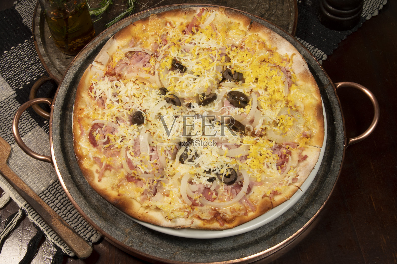 巴西葡萄牙风味披萨，搭配火腿、鸡蛋、胡椒、洋葱和马苏里拉奶酪照片摄影图片