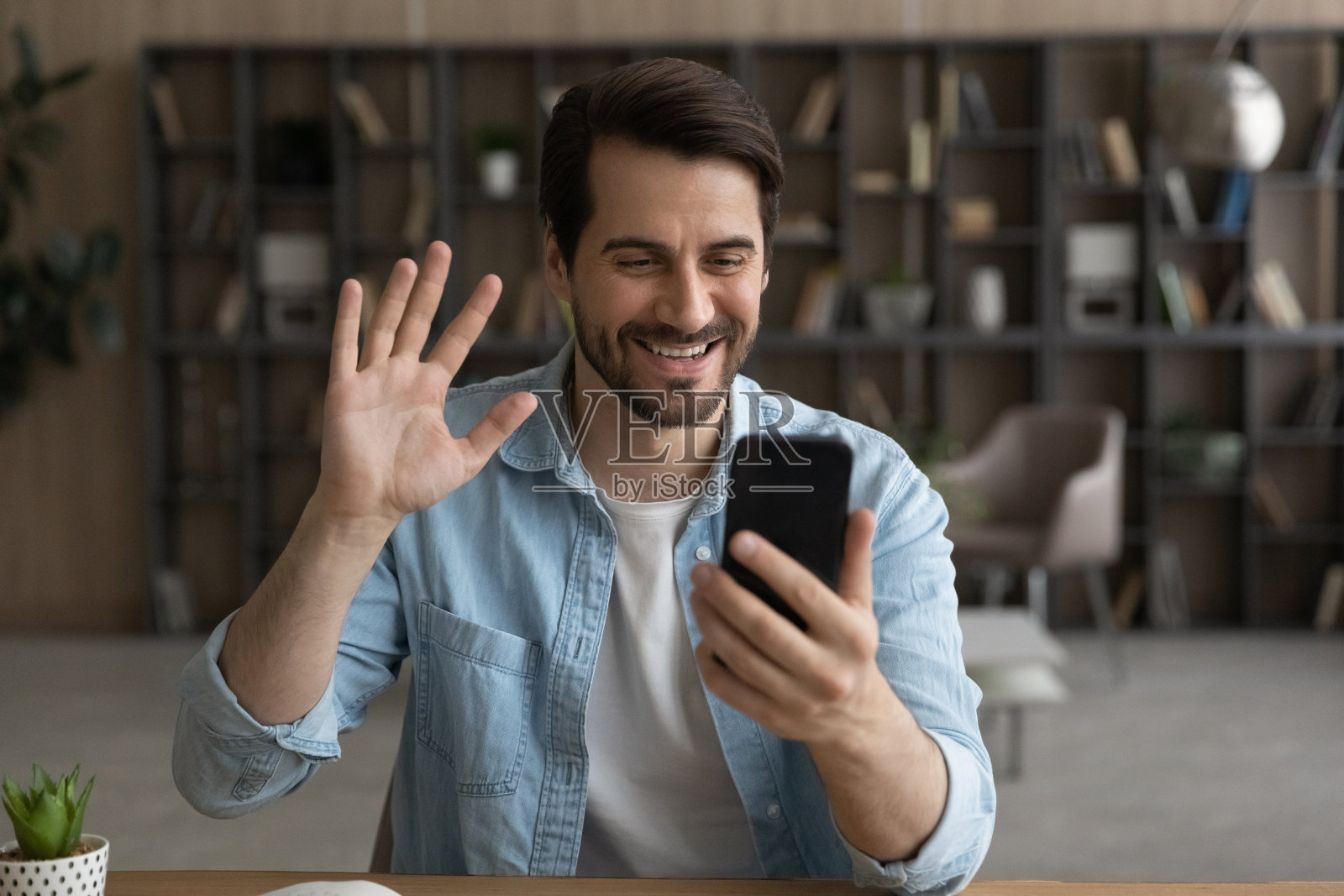 快乐的千禧男正在进行在线手机视频通话。照片摄影图片