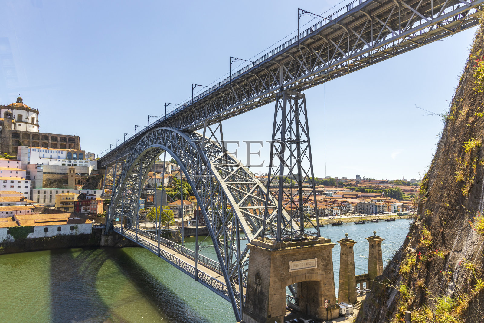 美丽的多姆路易斯一世桥在杜罗河上，葡萄牙波尔图照片摄影图片