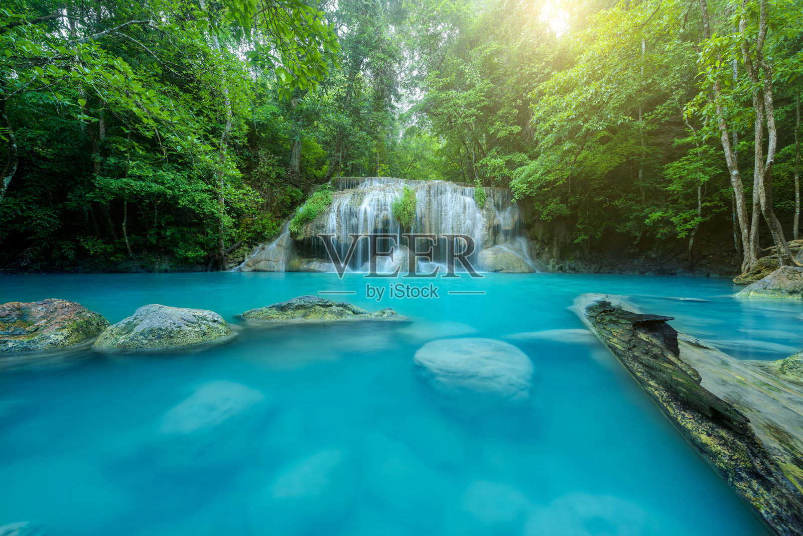泰国森林深处美丽的瀑布。照片摄影图片
