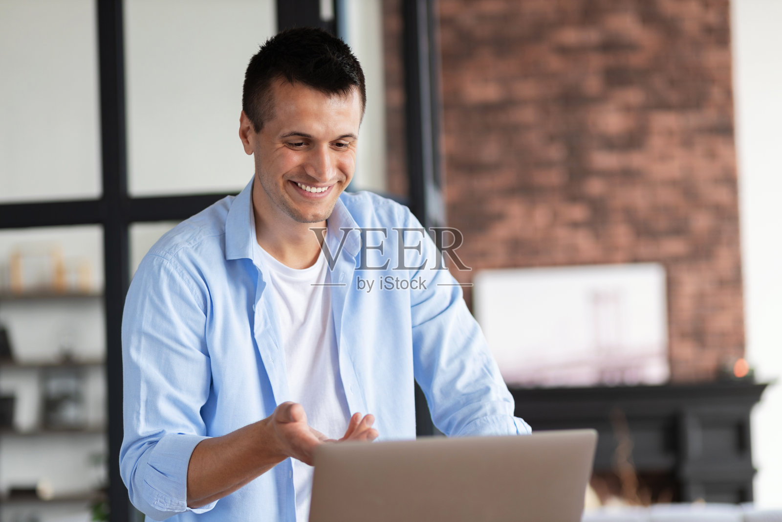 成功的年轻白人经理使用笔记本电脑与员工进行视频交流。视频会议照片摄影图片