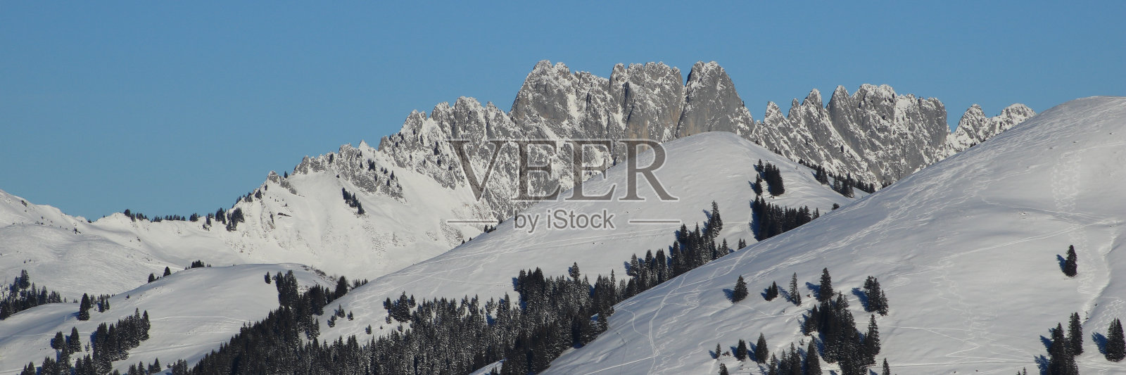 Gastlosen在冬天。瑞士阿尔卑斯山崎岖的山脉。照片摄影图片