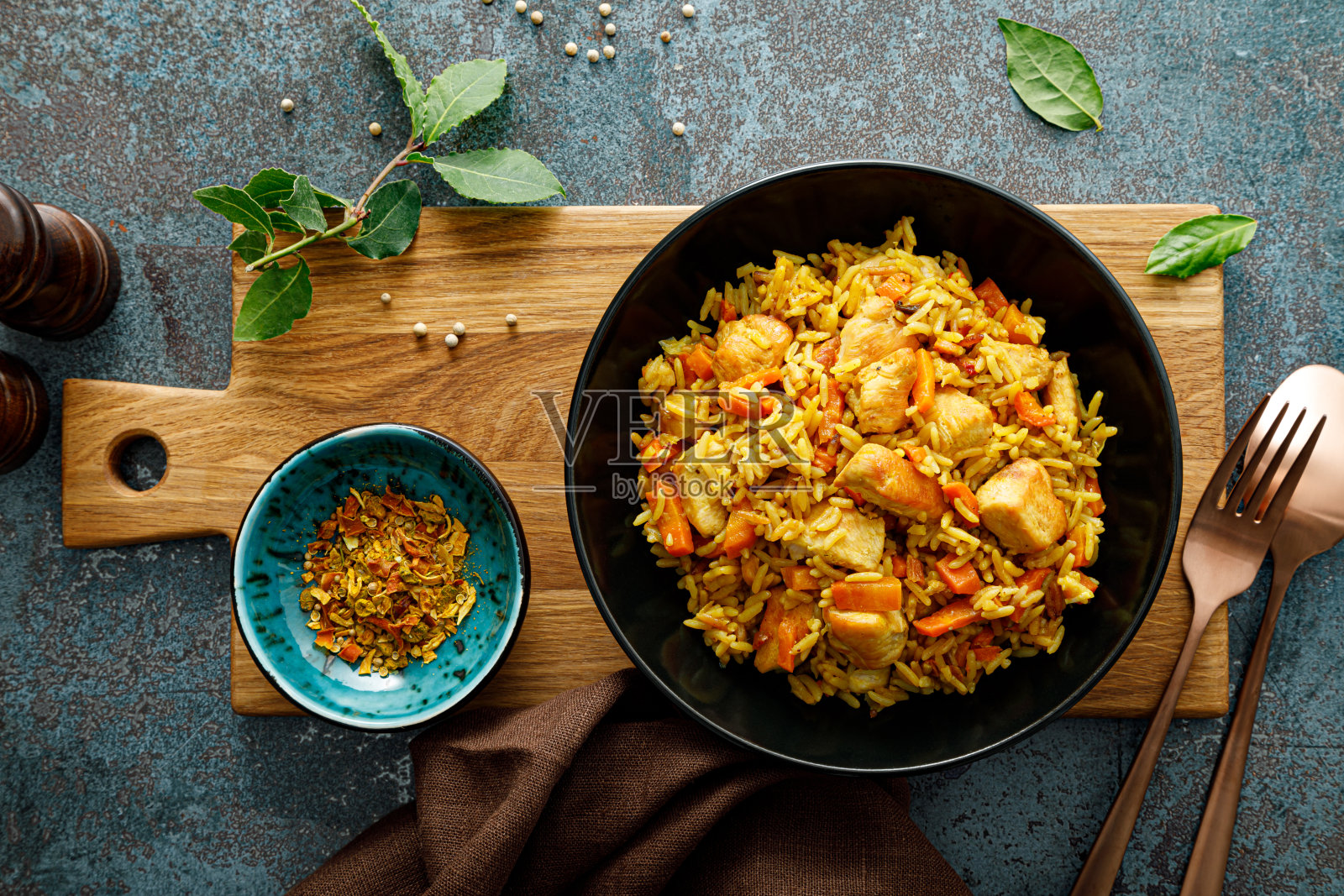 鸡肉肉饭，传统的乌兹别克热菜，米饭，鸡肉，蔬菜和香料放在盘子里，俯视图。照片摄影图片