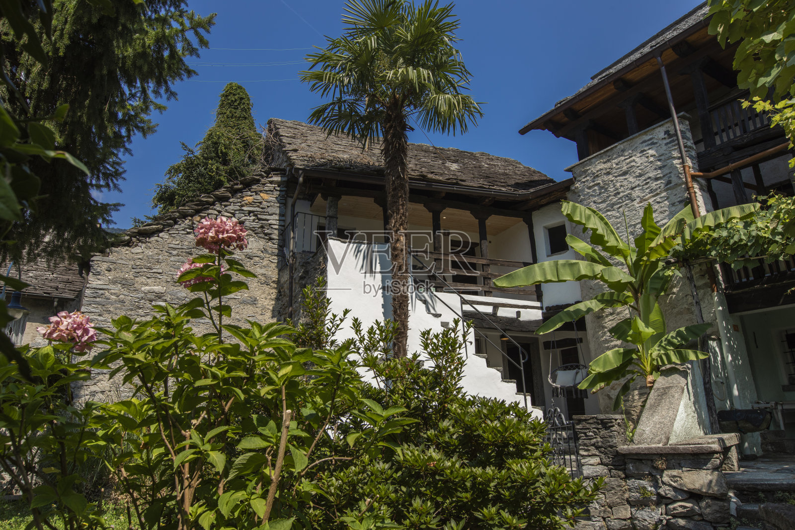 这是瑞士Avegno村一个典型的提契尼式住宅的外观。照片摄影图片