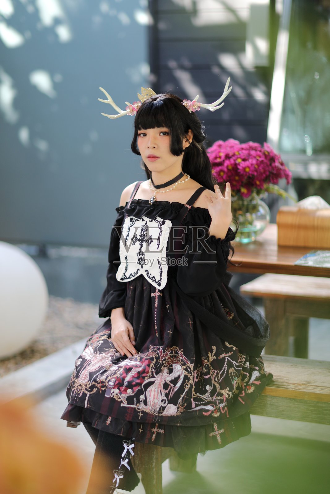 亚洲女孩的肖像洛丽塔时装在复古花园背景照片摄影图片
