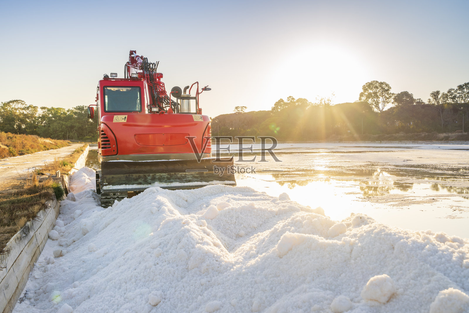 葡萄牙阿尔加维法罗盐湖，红色推土机收获海盐照片摄影图片