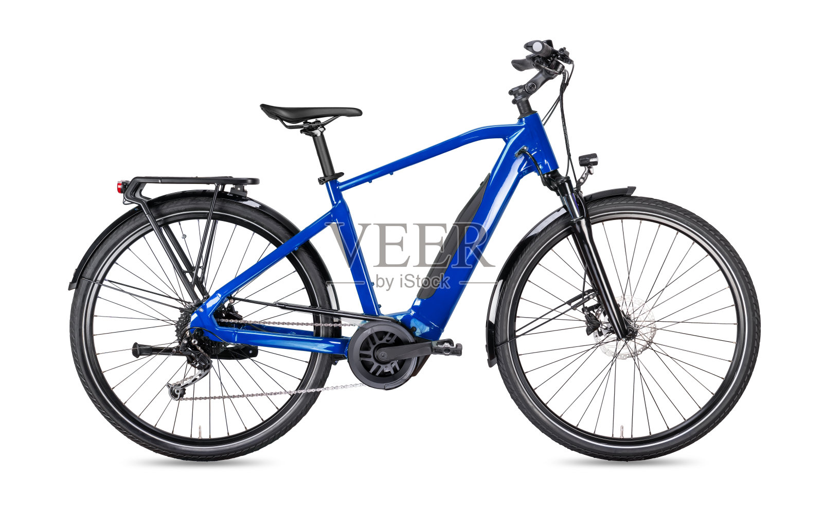 蓝色现代男人的中驾驶摩托车城市旅行或徒步旅行电动自行车踏板与电动引擎中安装。电池供电的电动自行车隔离白色背景。创新运输概念。照片摄影图片