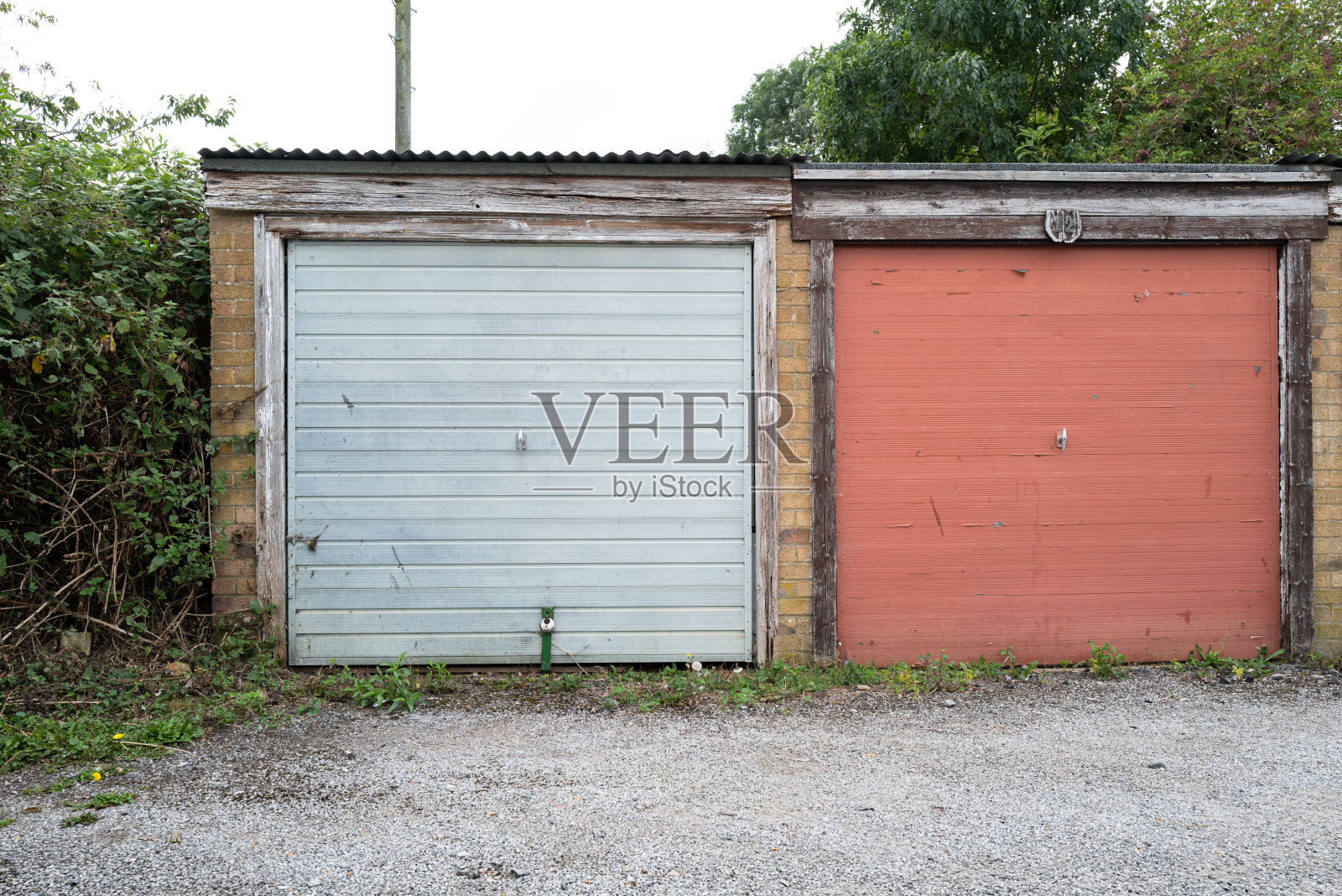 在英国一个住宅开发项目中看到的一对废弃的锁车房。照片摄影图片