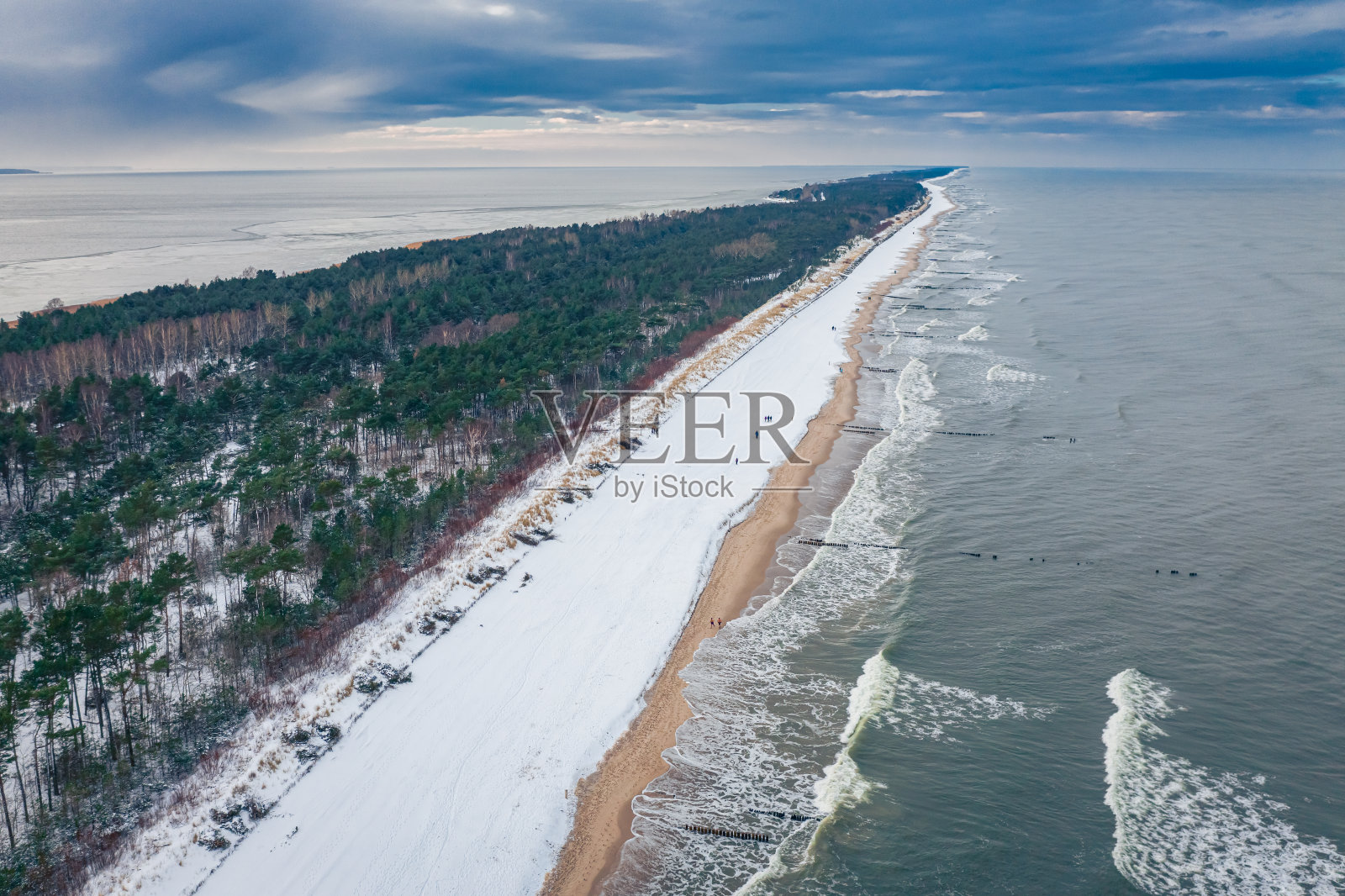 黑尔半岛白雪皑皑的海滩。冬天的波罗的海。鸟瞰图照片摄影图片