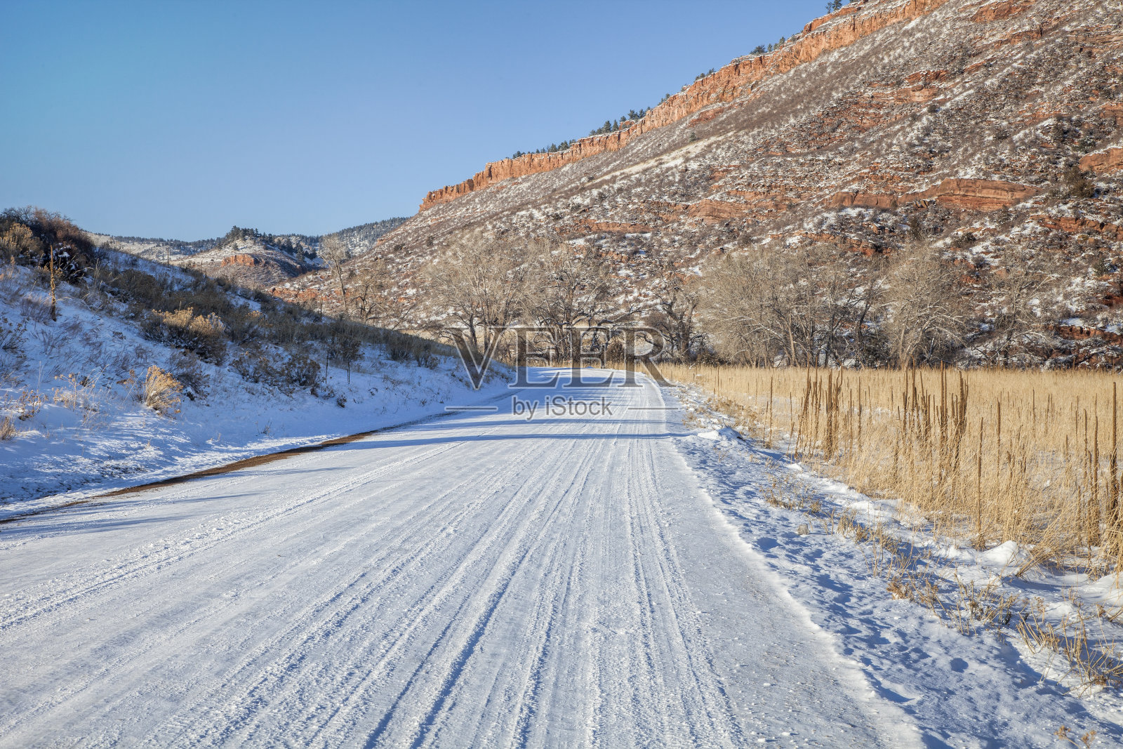 在科罗拉多州偏远的冬天开车照片摄影图片