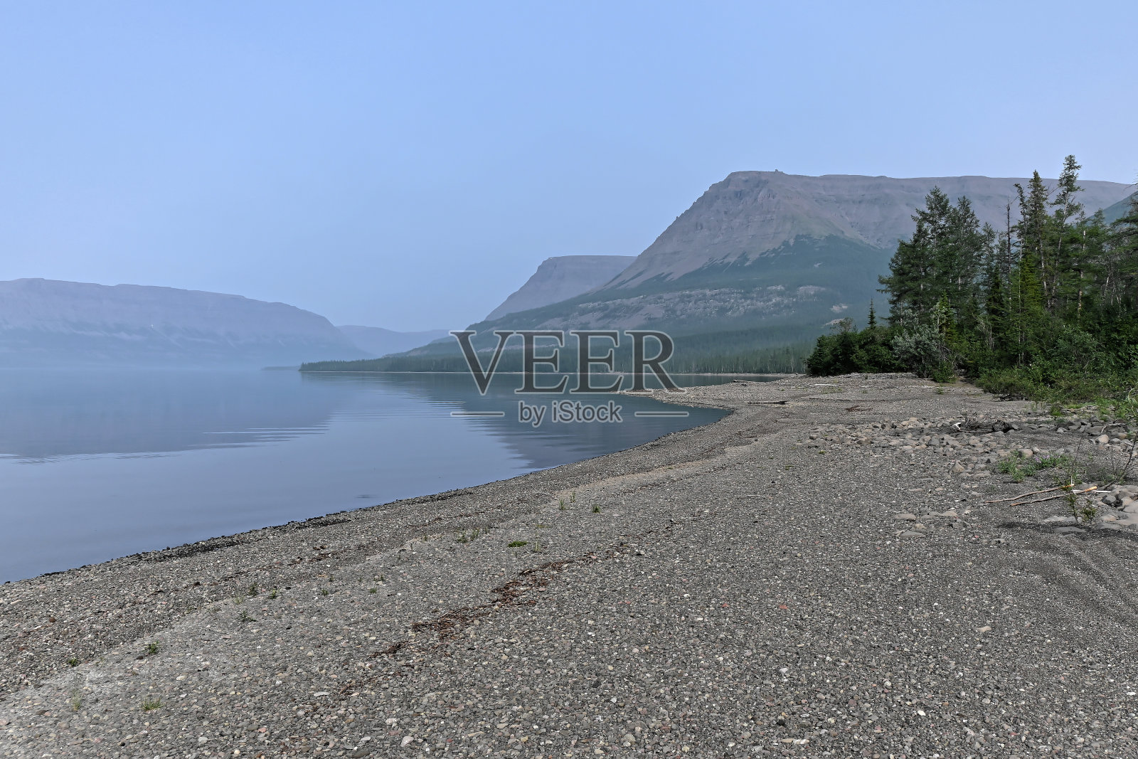 Putorana高原上，一片薄雾笼罩着湖面。照片摄影图片