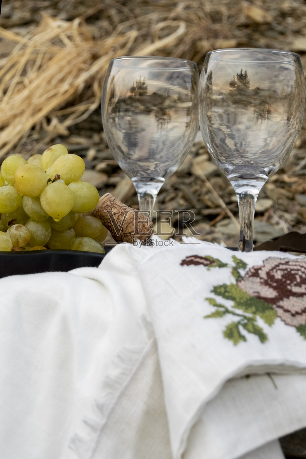 酒杯和葡萄在木制托盘上的自然，农业，葡萄概念照片摄影图片