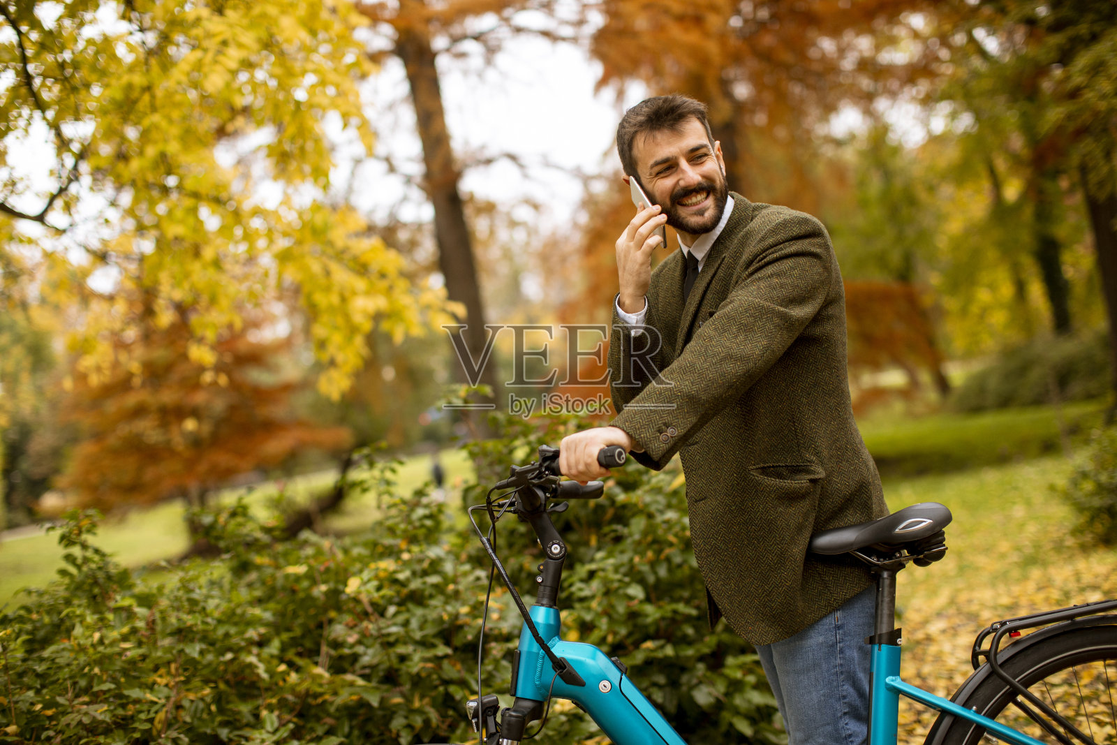 秋天公园里骑电动自行车的年轻人照片摄影图片