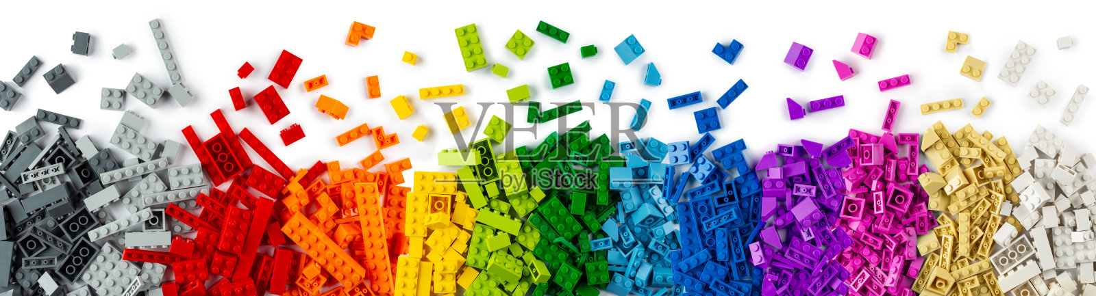 俯视图宽堆各种五颜六色的彩虹彩色堆叠塑料玩具砖孤立的白色全景背景。幼儿教育建设理念照片摄影图片