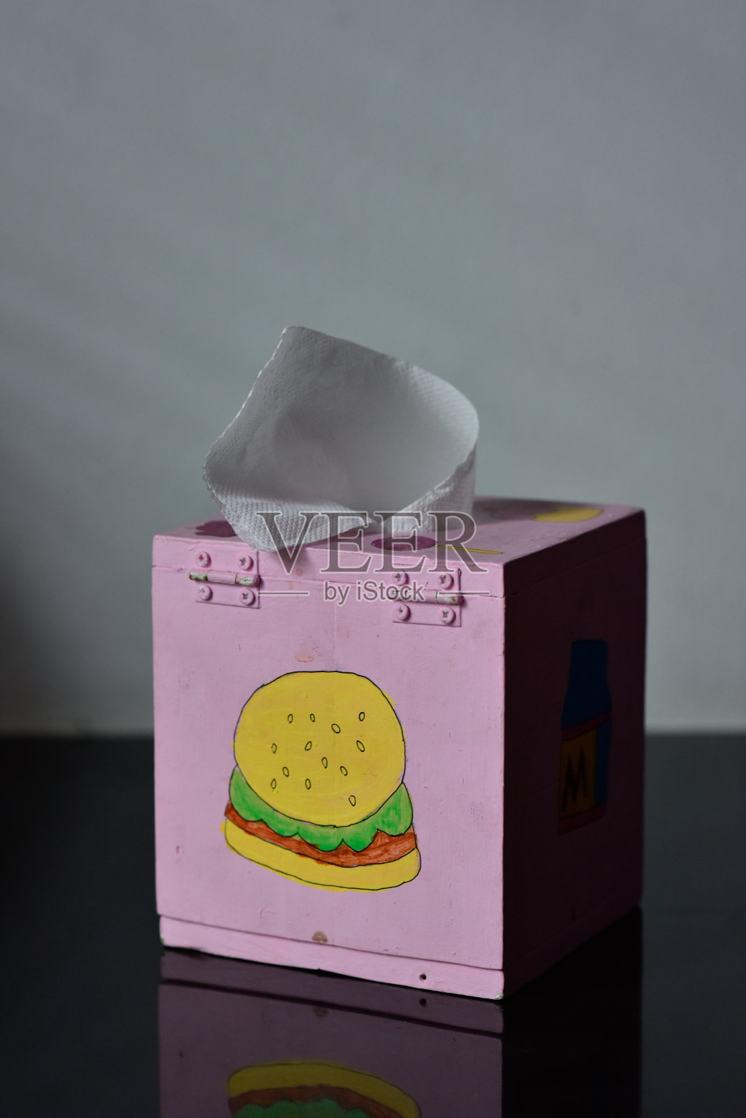 画成汉堡形状的木制纸巾盒。照片摄影图片