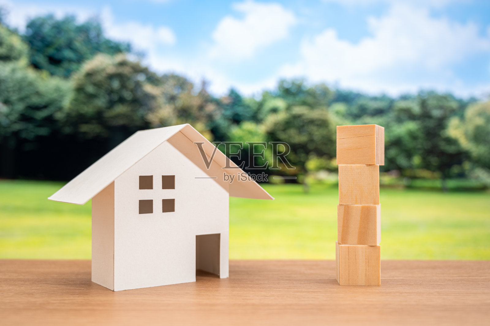 一个白色的模型房子和木制的立方体照片摄影图片