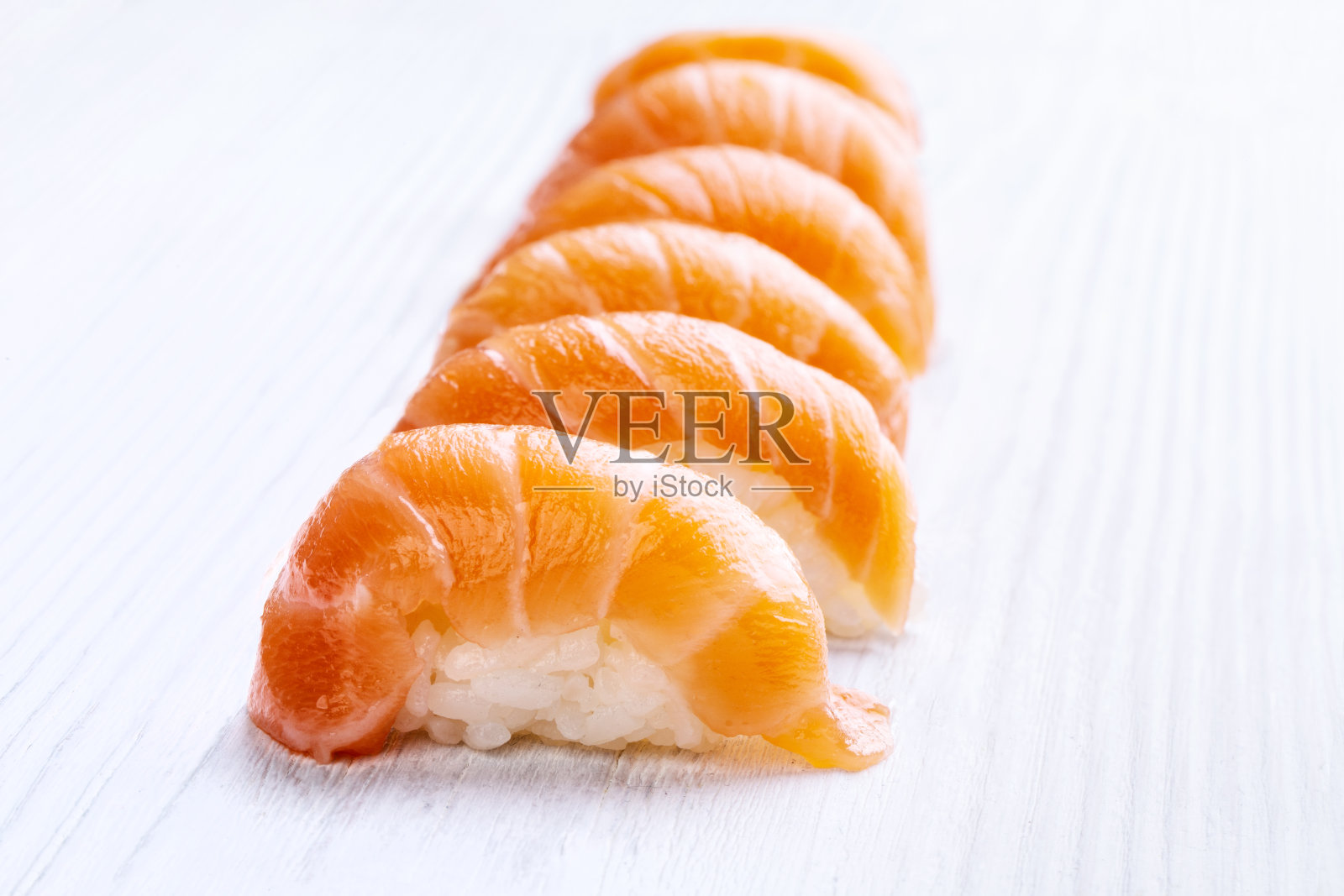 一套新鲜鲑鱼寿司照片摄影图片