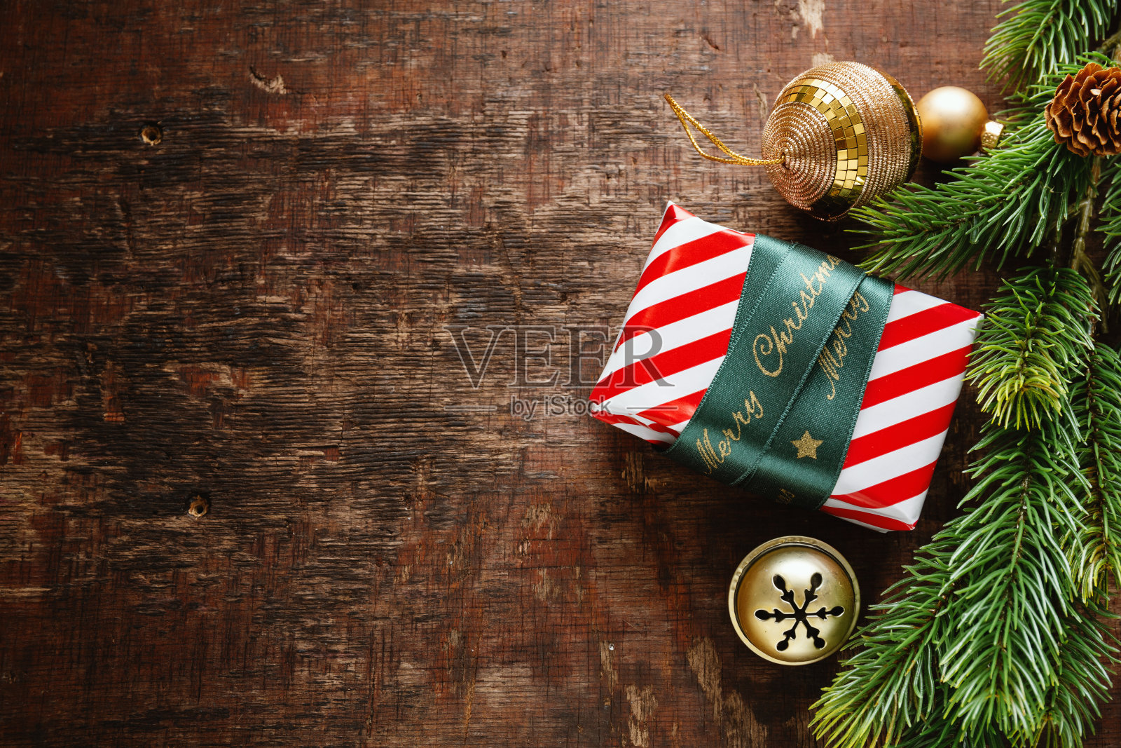圣诞节的背景与小玩意，冷杉和礼物在旧的木制背景。照片摄影图片