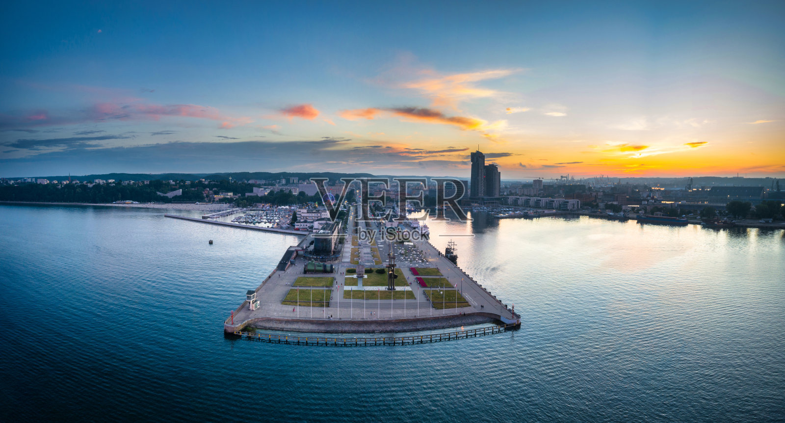 海港的空中景观与现代建筑照片摄影图片