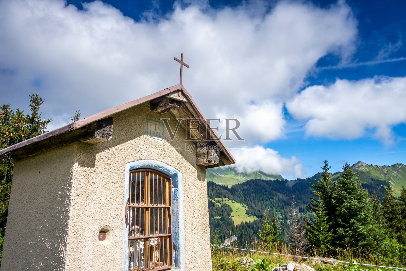 小教堂前的山景照片摄影图片