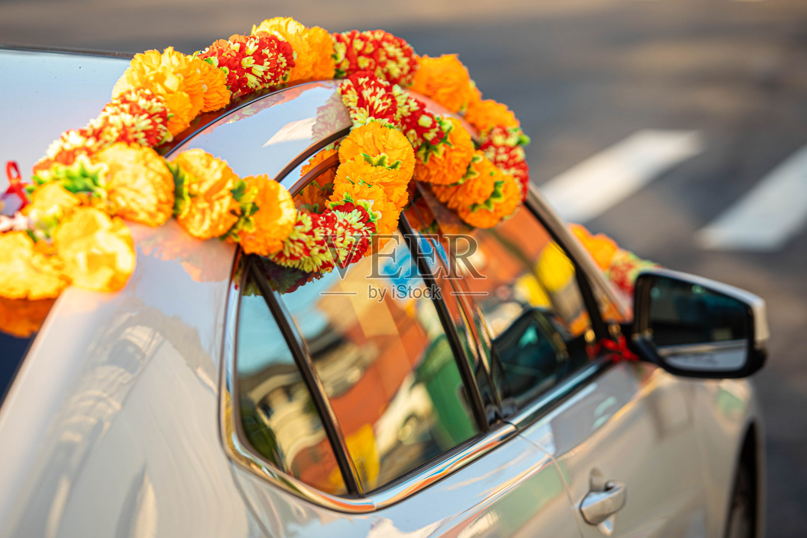 新娘车装饰着橘红色的花朵，传统的印度婚礼照片摄影图片