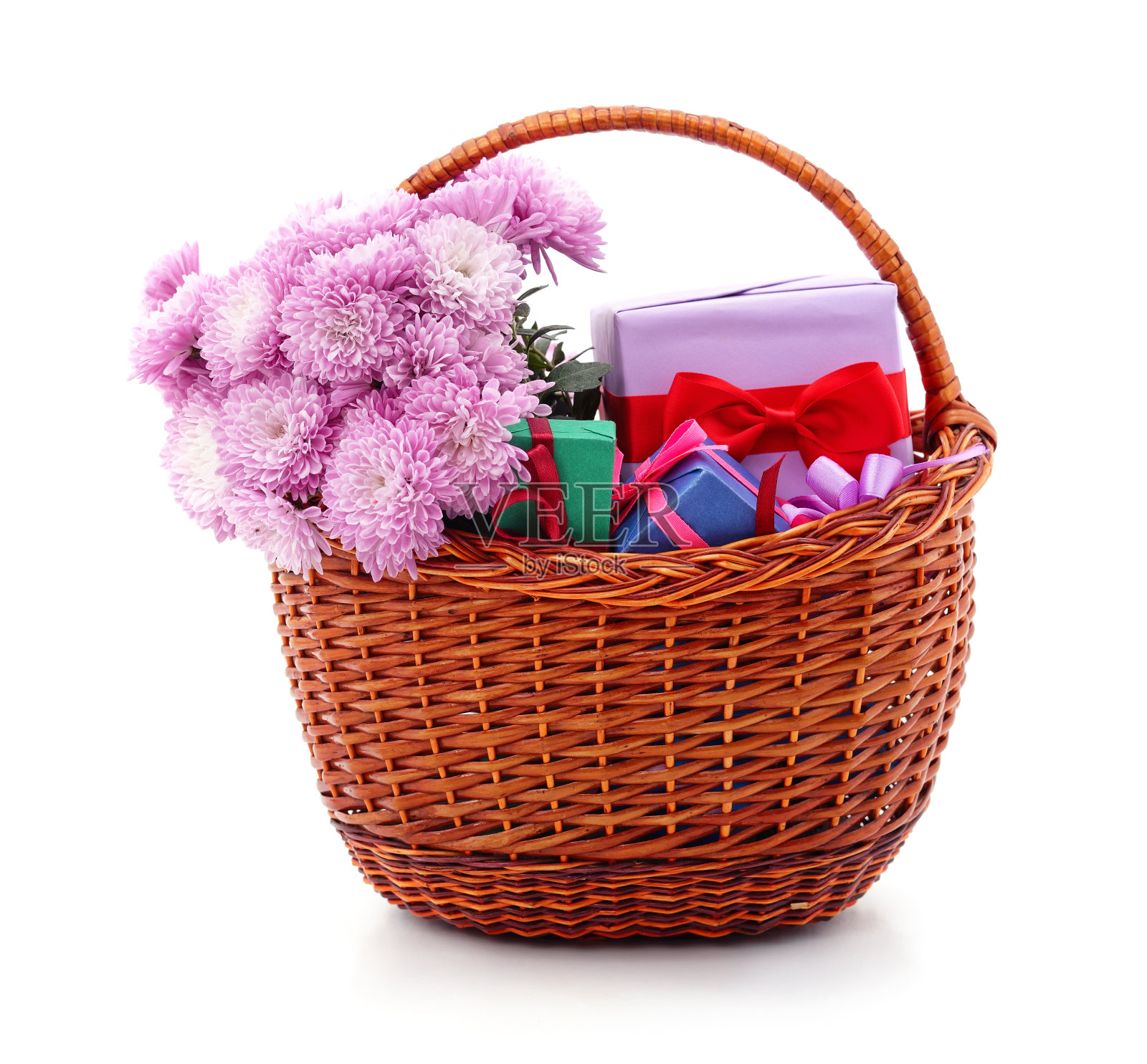 篮子里装着礼物和菊花。照片摄影图片
