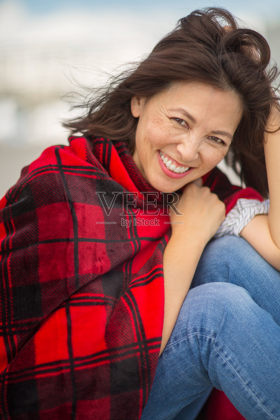 一个在海滩上快乐的女人的肖像。照片摄影图片