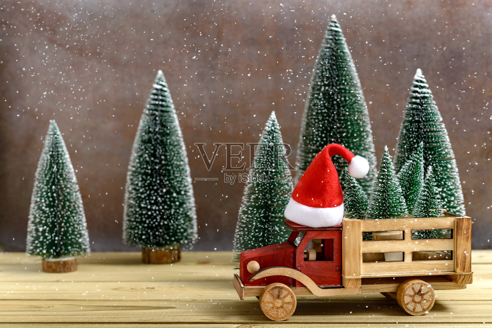 装着圣诞树的玩具卡车照片摄影图片