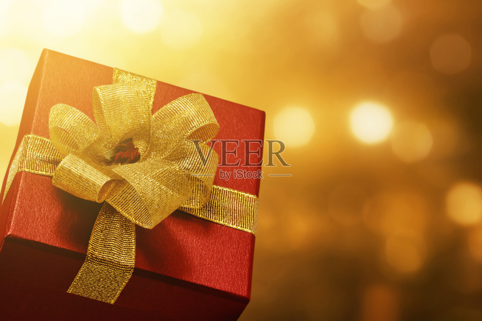 金色背景的红色礼品盒照片摄影图片