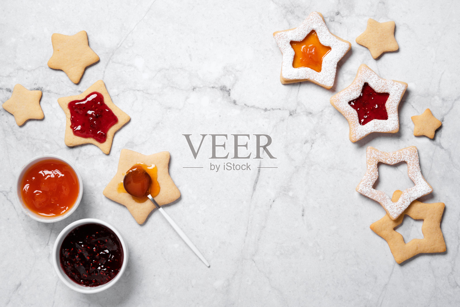 传统的林泽饼干配上红色和黄色果酱。烹饪圣诞背景照片摄影图片