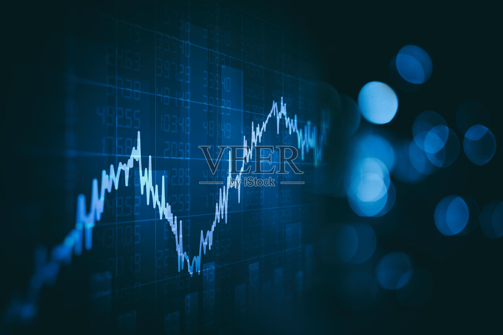 在散焦的蓝色散焦背景上，用股票市场的上升趋势线图接近金融图表照片摄影图片