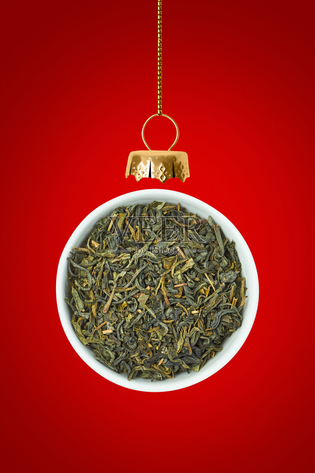 圣诞球是用干绿茶和红色背景做成的。照片摄影图片