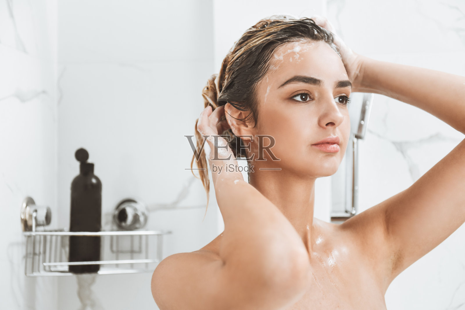 美丽女性用新洗发水洗头的时间照片摄影图片