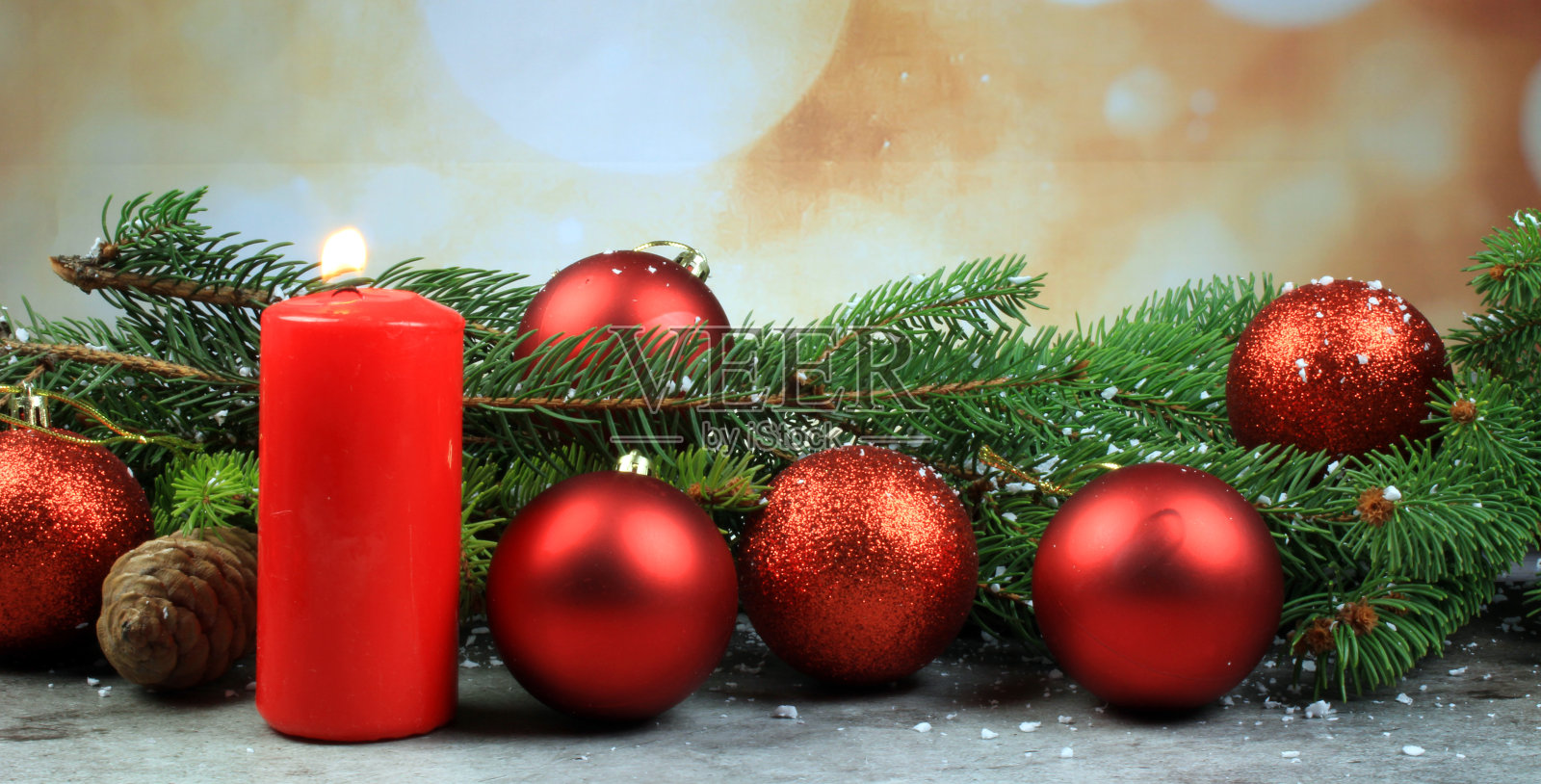 圣诞背景与云杉树枝，红色的球，红色的蜡烛，和装饰品照片摄影图片