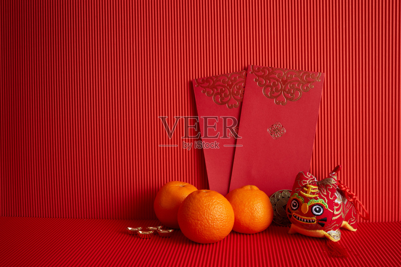春节节日装饰。橙色，红色的包，红色的背景。照片摄影图片