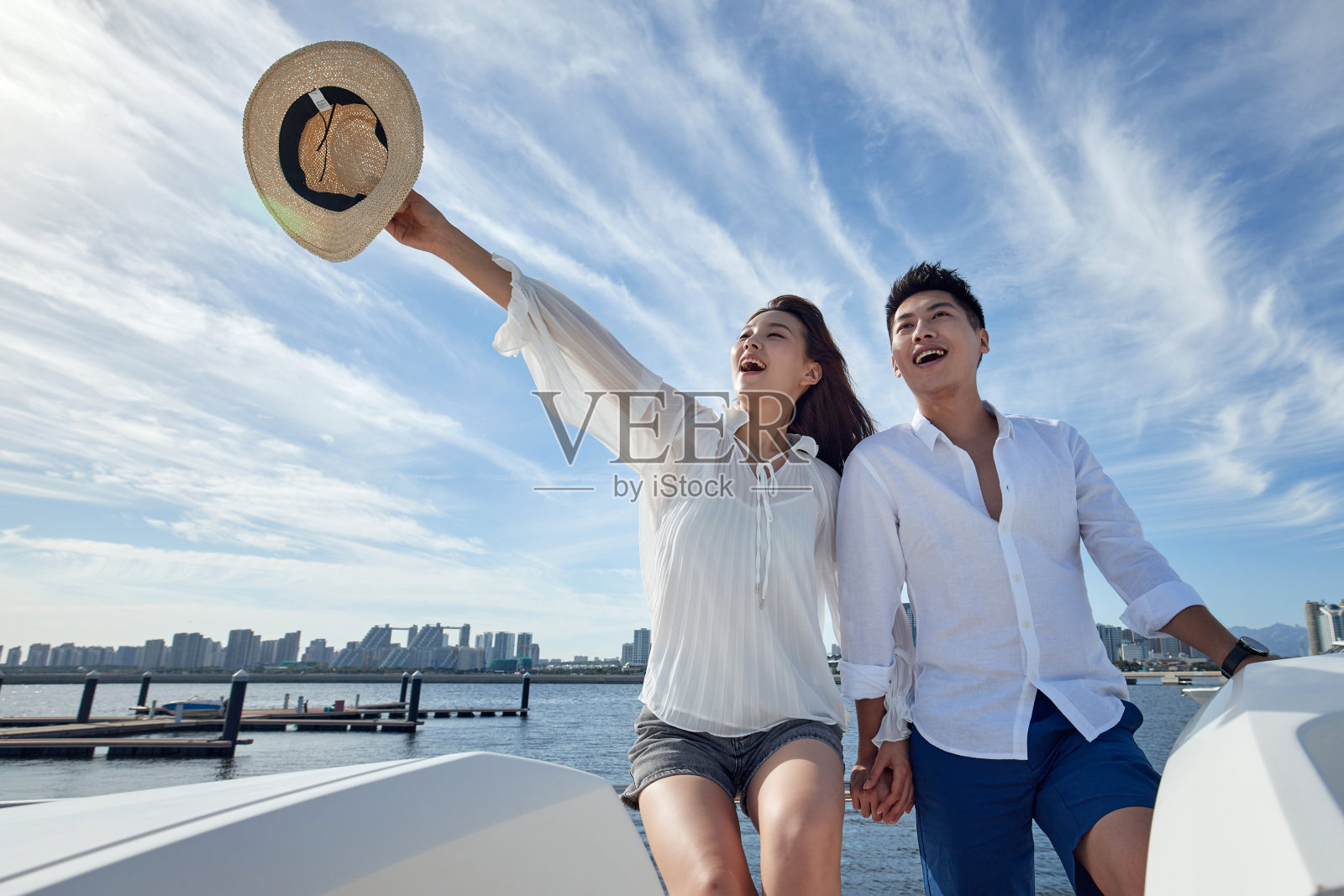 浪漫的年轻夫妇乘坐游艇出海照片摄影图片