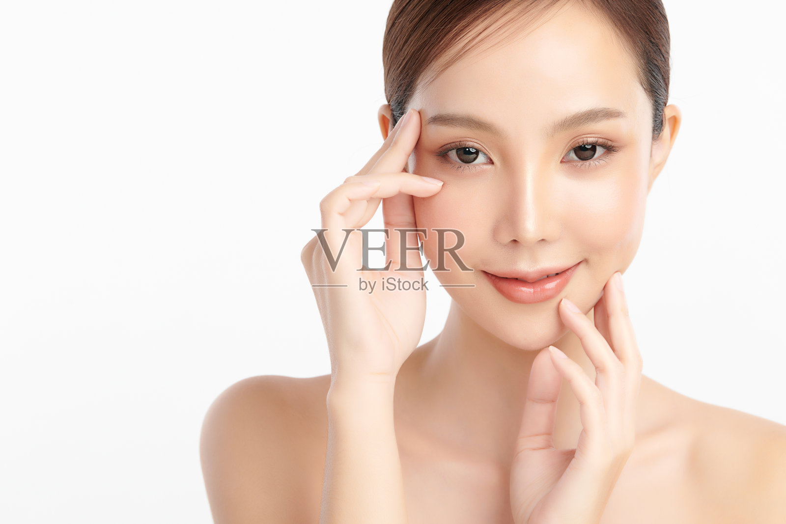美丽年轻的亚洲女性干净清新的皮肤在白色背景，面部护理，面部护理，美容，美容和水疗，亚洲女性肖像。照片摄影图片