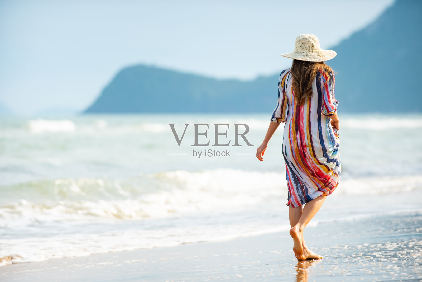 美丽的白人妇女的肖像走在热带海滩在夏天阳光灿烂的一天照片摄影图片